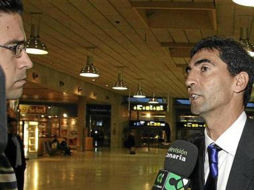 Gay atiende a la televisión a su llegada a Los Rodeos.