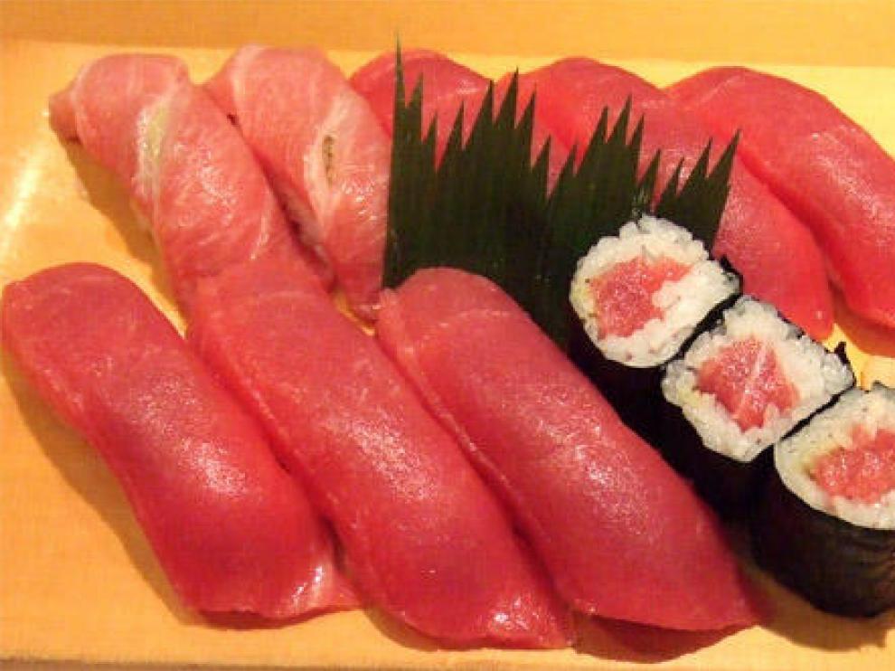 Un plato de sushi de atún rojo