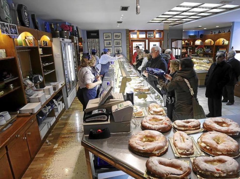 Imagen de la pastelería Los Mallorquines, ayer por la mañana, con los roscones preparados.
