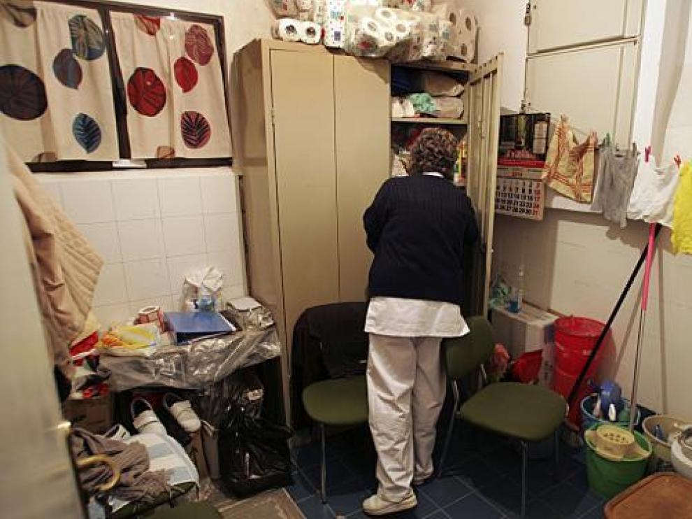 El cuarto de la limpieza de los juzgados es pequeño y está lleno de desperfectos.