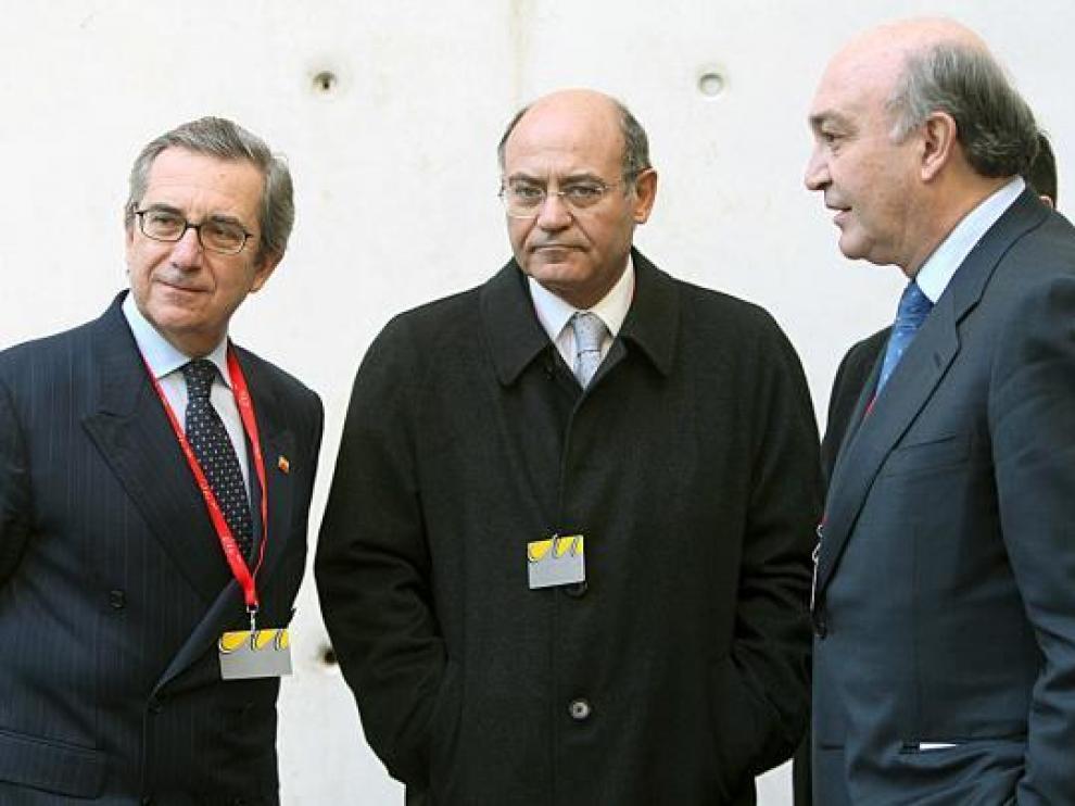 Gerardo Díaz Ferrán (centro), con José Isaías y José Mª Lacasa, de la CEOE, ayer en Barcelona.