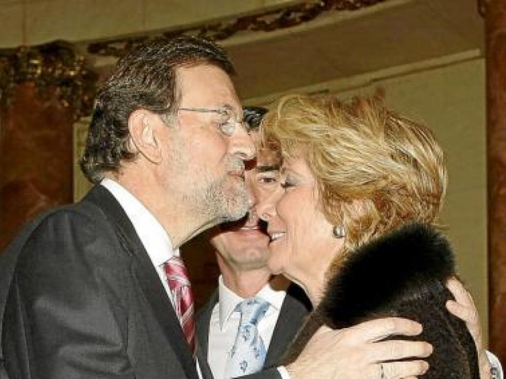Rajoy y Aguirre, besándose ayer en un acto en Madrid.