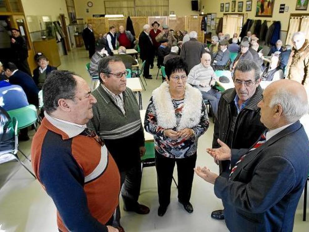 De izda. a dcha., los jubilados Montañés, Martínez, Serrano y Pradas debaten con Jesús Giménez.