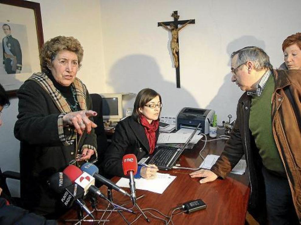 La alcaldesa de Torrubia de Soria, Ángeles Delso (i), junto a la secretaria y algunos vecinos, ayer.