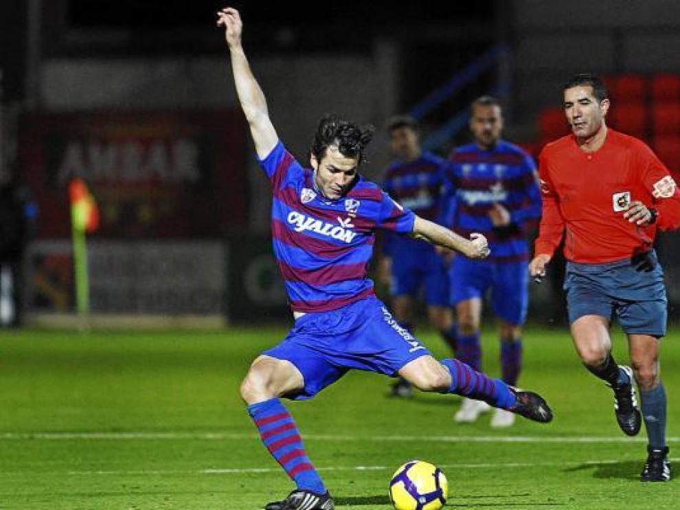 Camacho se dispone a lanzar a portería, ayer, en el partido frente al Elche.