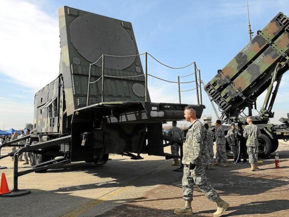 Un soldado estadounidense pasa en Corea del Sur ante una plataforma de lanzamiento de misiles Patriot, como los vendidos a Taiwán.