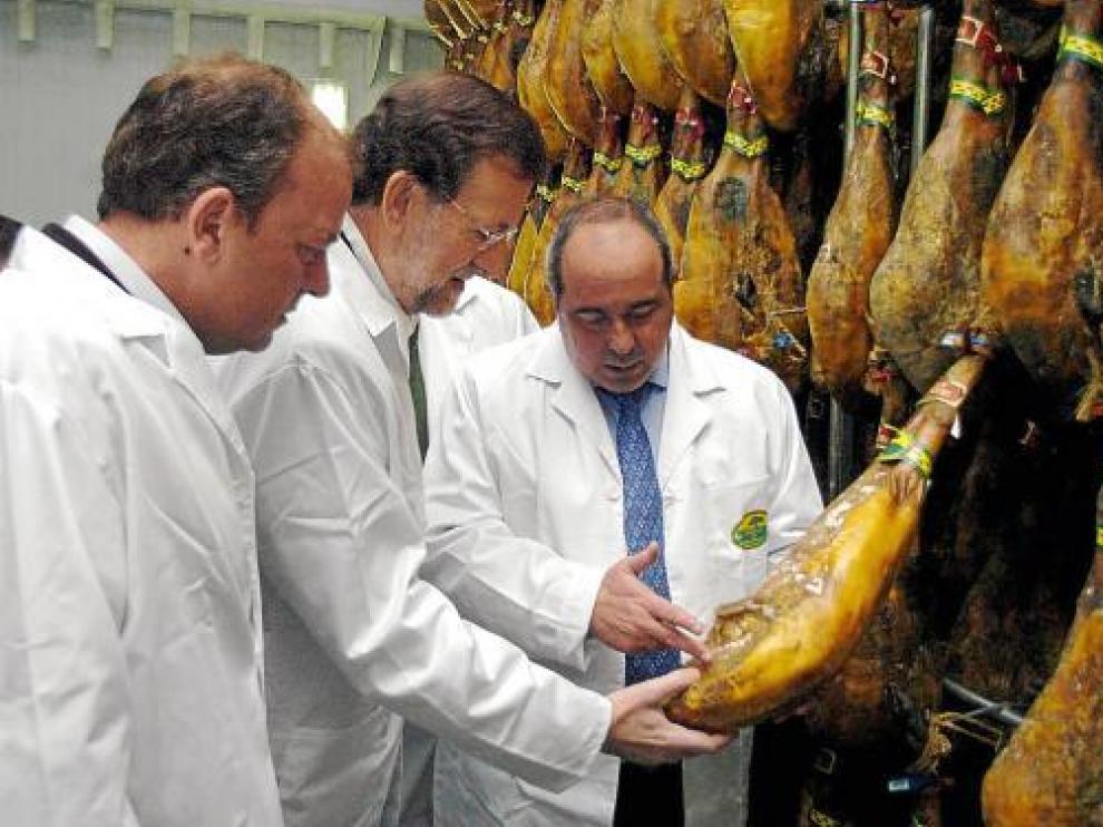 Mariano Rajoy, durante su visita de ayer a la fábrica Señorío de Montanera, en Badajoz.