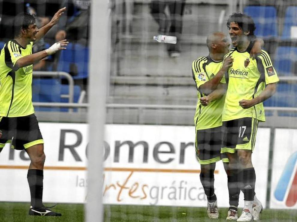 Contini y Suazo acuden a felicitar a Ángel Lafita, autor del tercer gol aragonés.