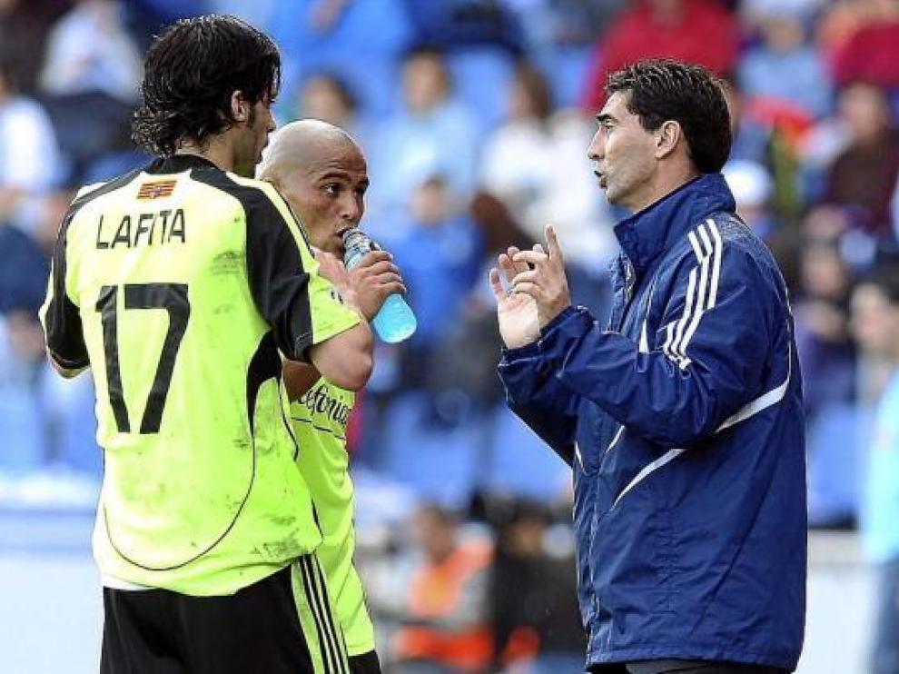 José Aurelio Gay da indicaciones a Suazo y Lafita, ayer en Tenerife.