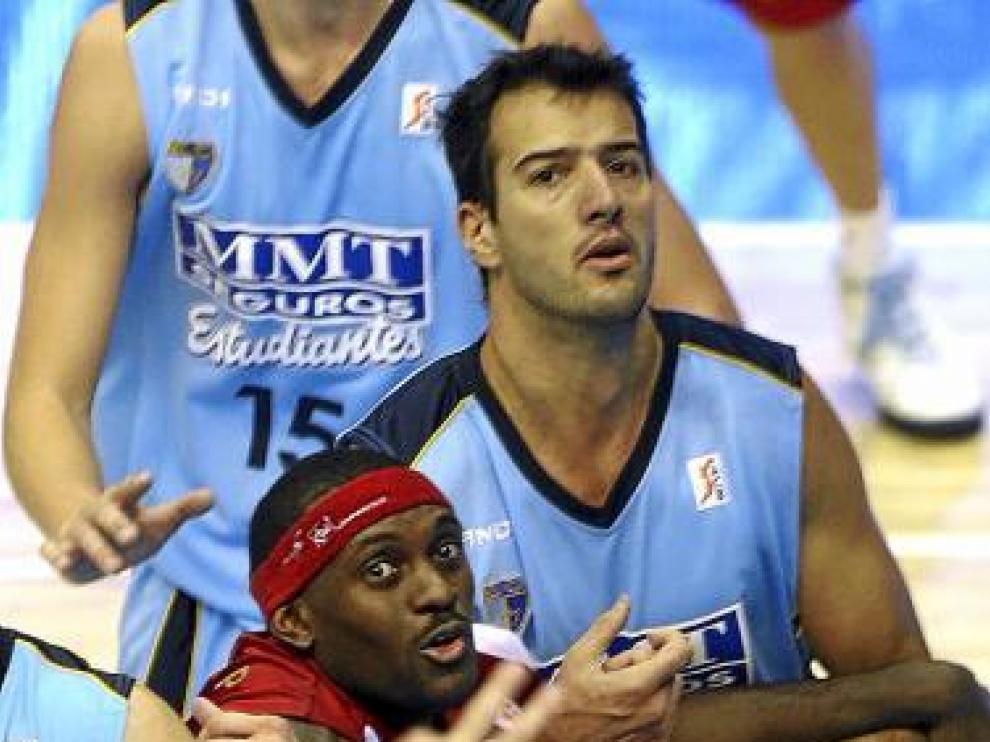 Oriol Junyent lucha por la posición con Darren Phillip.