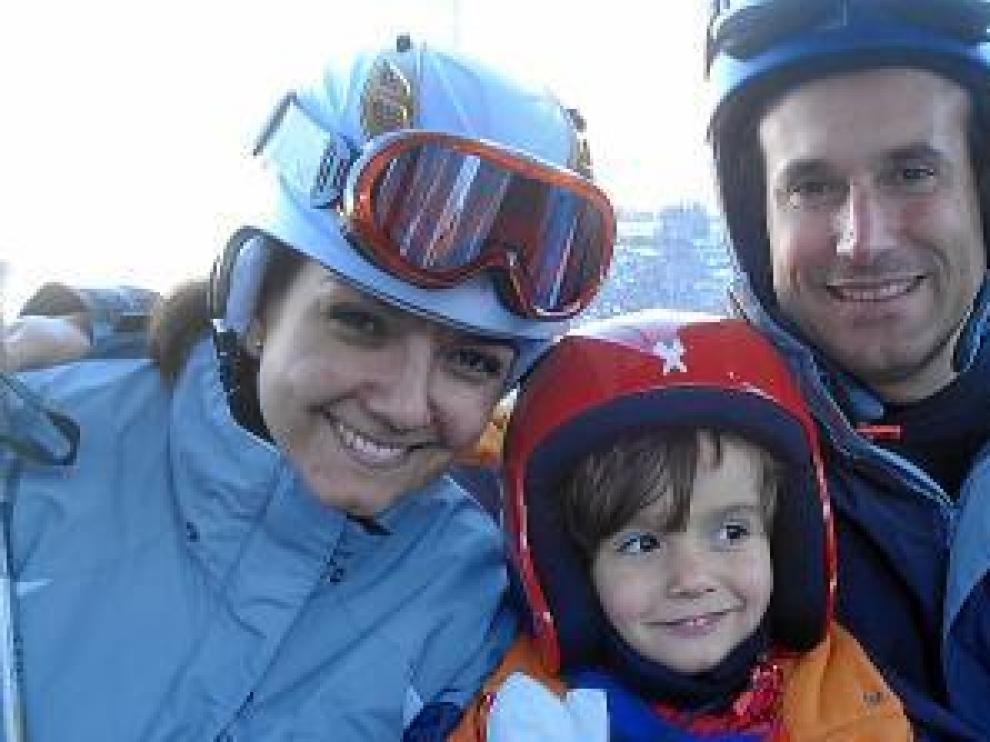 Belén y Carlos, con el pequeño Pablo, de 3 años.