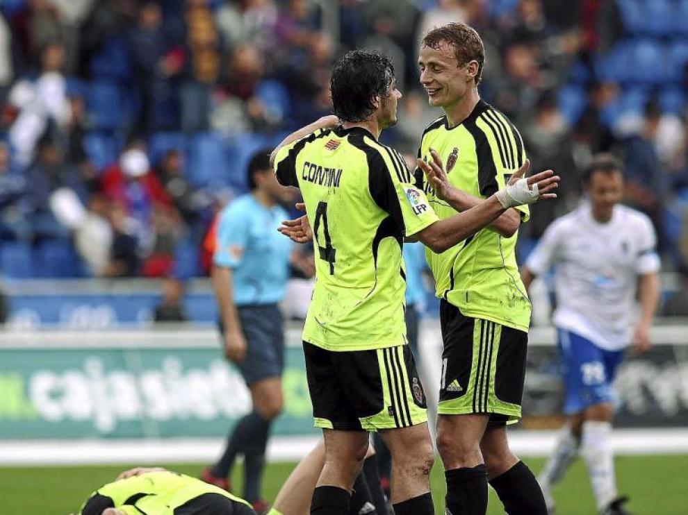 Jarosik celebra con Contini uno de los goles. Detrás, una pequeña piña de zaragocistas.