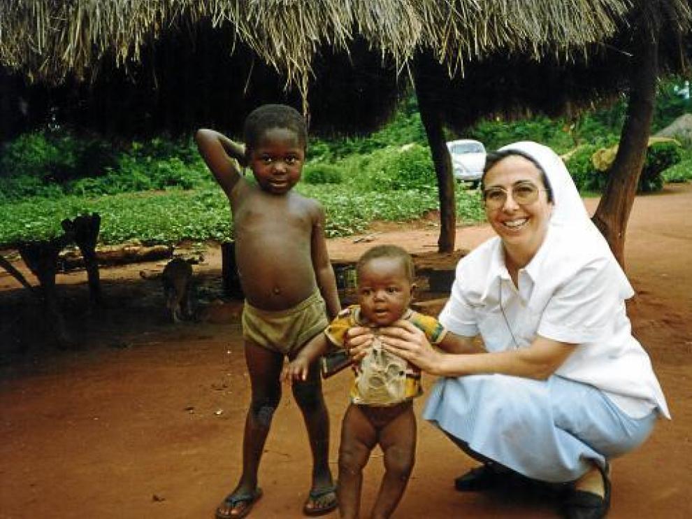 Laly Nieto, misionera en Haití, con dos niños de una de las aldeas