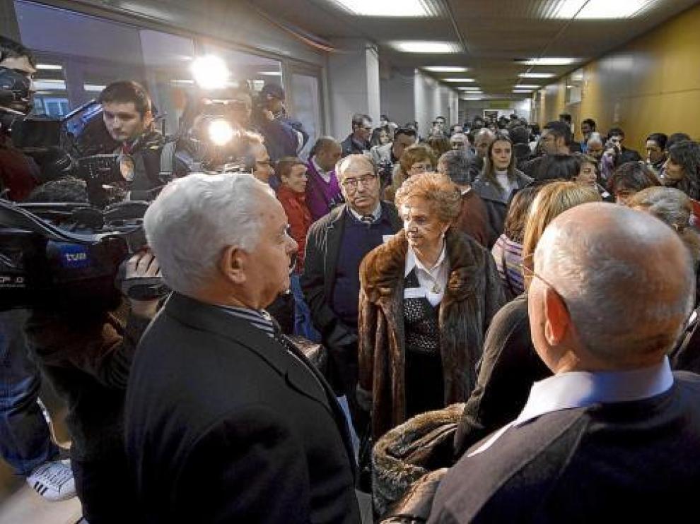 Los familiares de los fallecidos, ayer, a la espera de que se iniciase la primera sesión del juicio