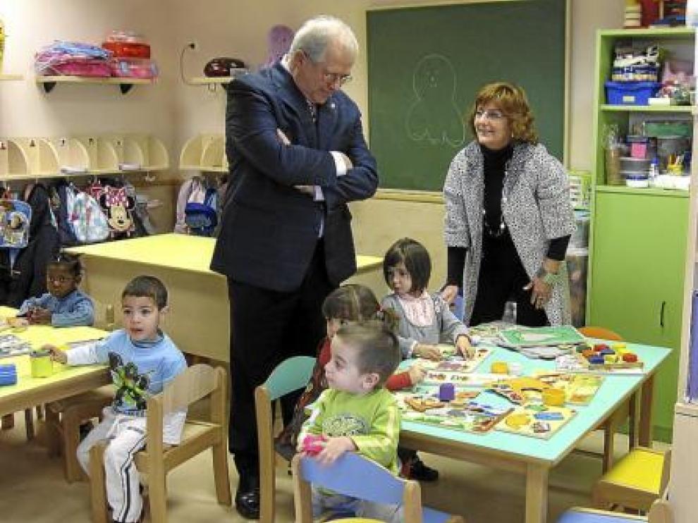 El alcalde de Épila, Martín Llanas, y la consejera María Victoria Broto, ayer, en la escuela infantil