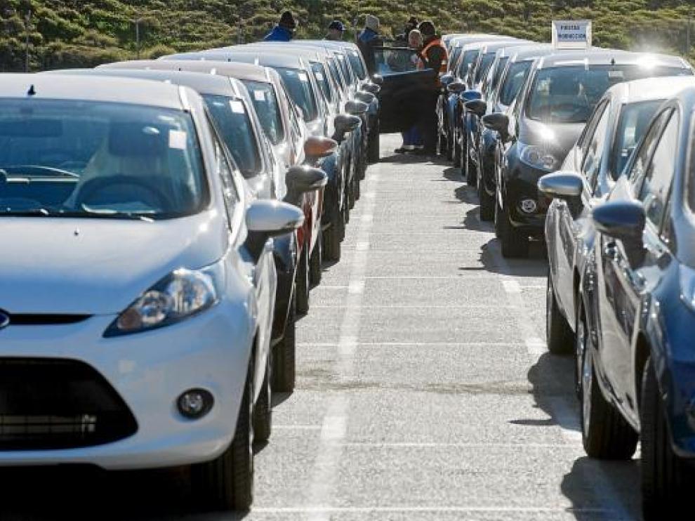 Vehículos para la venta en una planta de Ford.