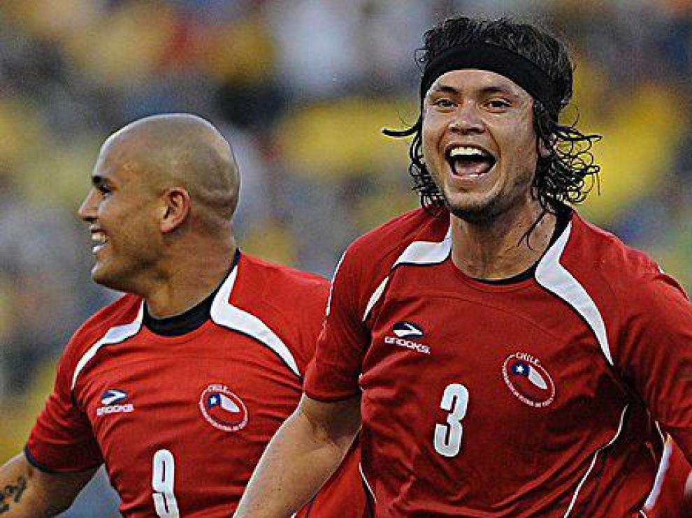 Waldo Ponce celebra un gol con la selección chilena junto al zaragocista Suazo.