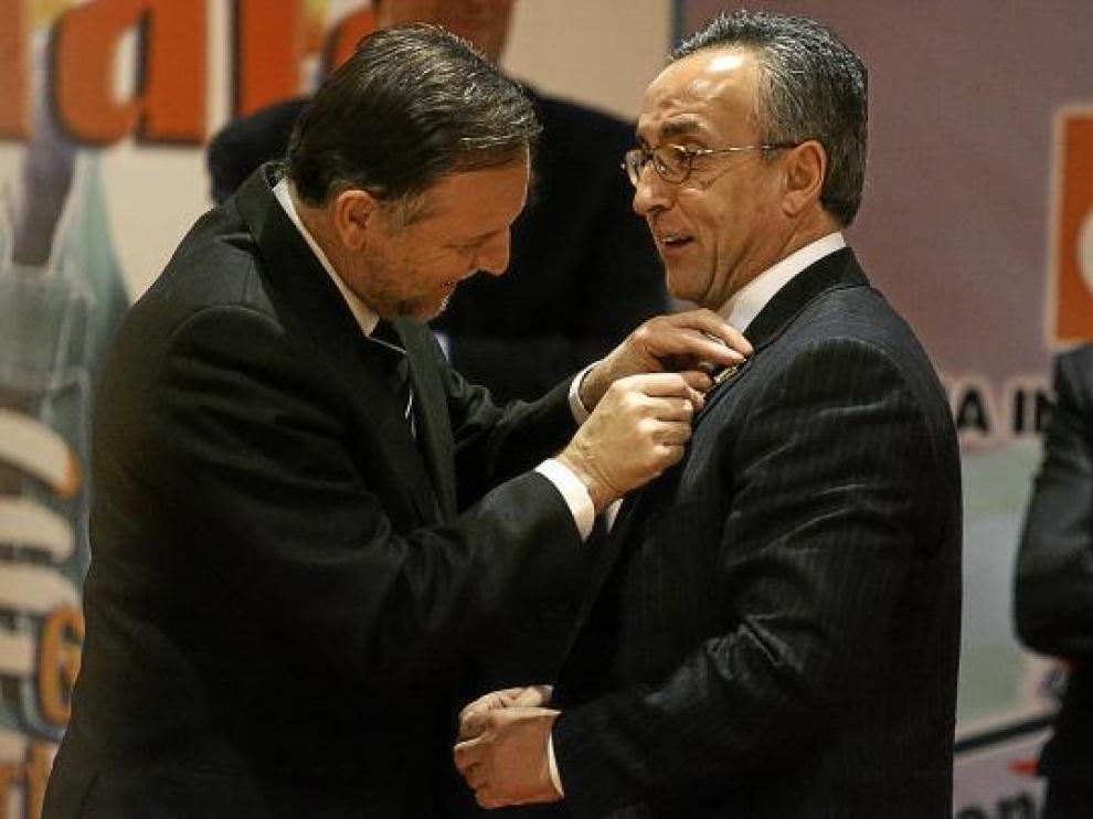 El presidente Iglesias le impuso la 'Parrilla de Oro' al hombre clave en la elección de la candidatura