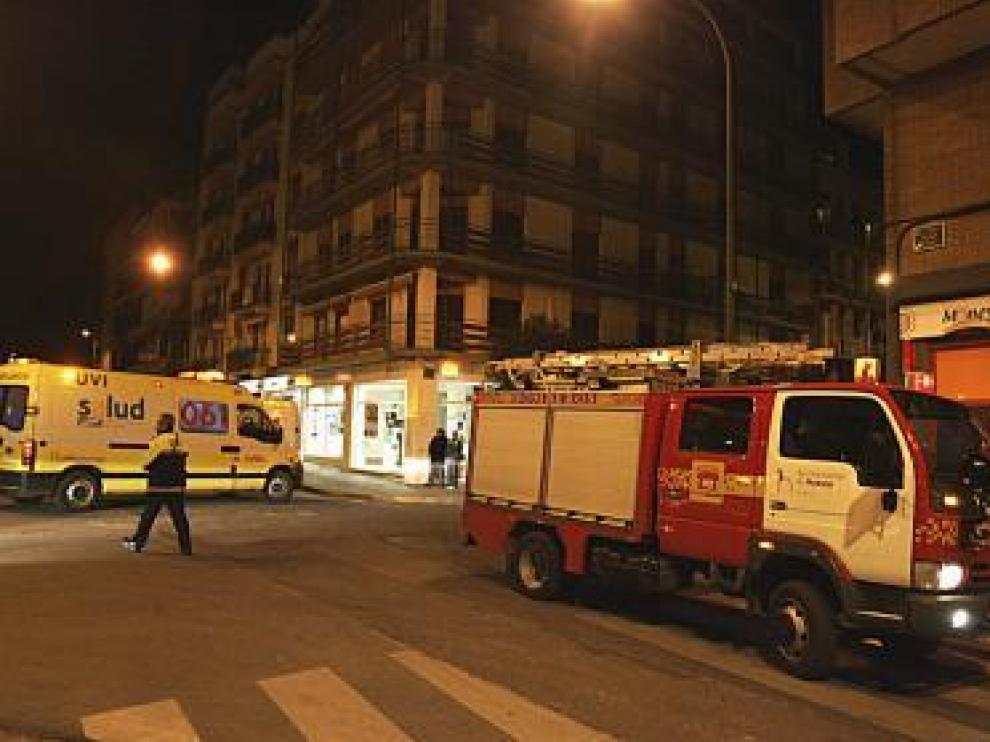 Una ambulancia aparcada junto al portal donde ocurrió el escape