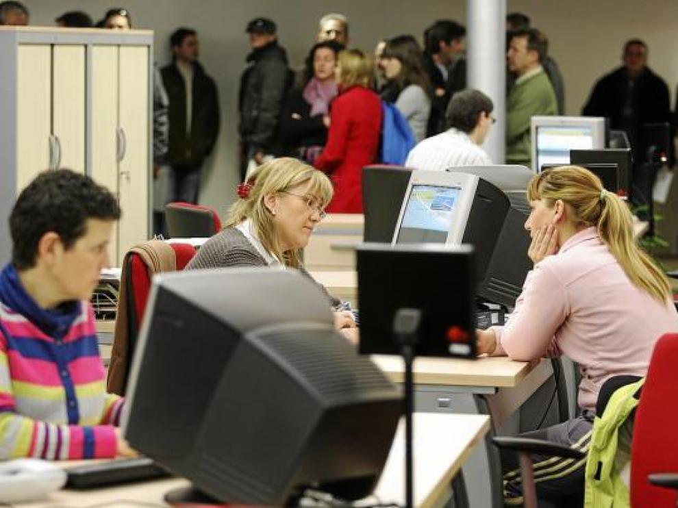 Demandantes de empleo en una oficina de la Administración en Huesca