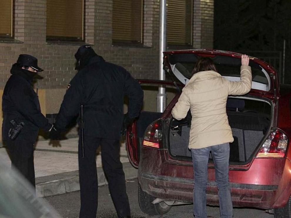 Varios agentes registran un vehículo en la urbanización de Jaca donde se desarrolló la operación