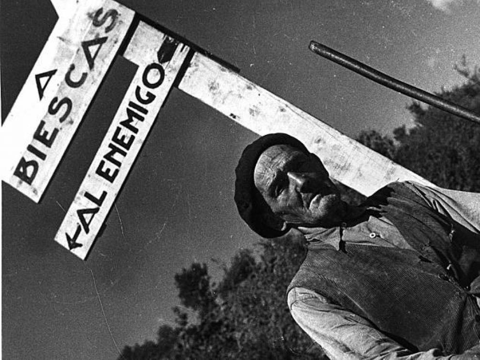 'Frente de Biescas', con anotaciones manuscritas del fotógrafo en el reverso, precio de salida 1.000 euros