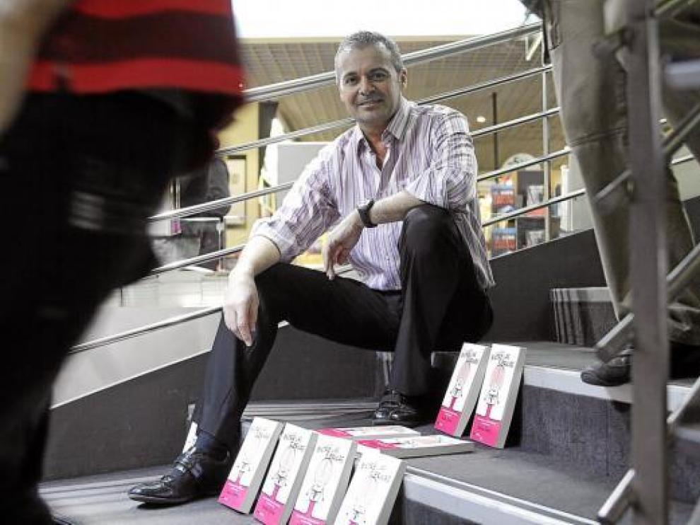Nacho Sierra, posando ayer en Zaragoza con ejemplares de 'El cerebro entre las piernas'