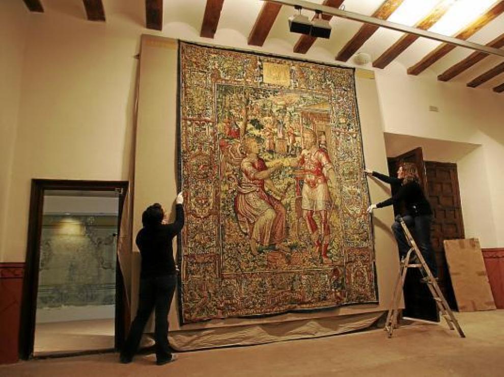 El personal de la Fundación Santa María durante el montaje de la colección de tapices