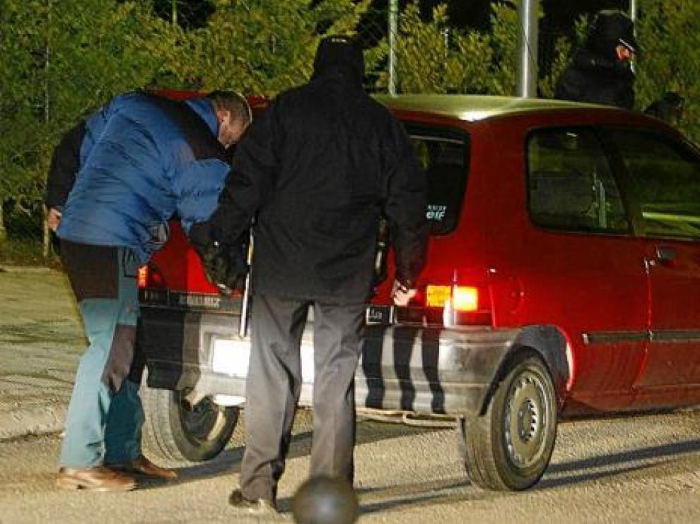 Dos policías registran el martes un vehículo en la urbanización de Jaca en la que vivía Igor Martín