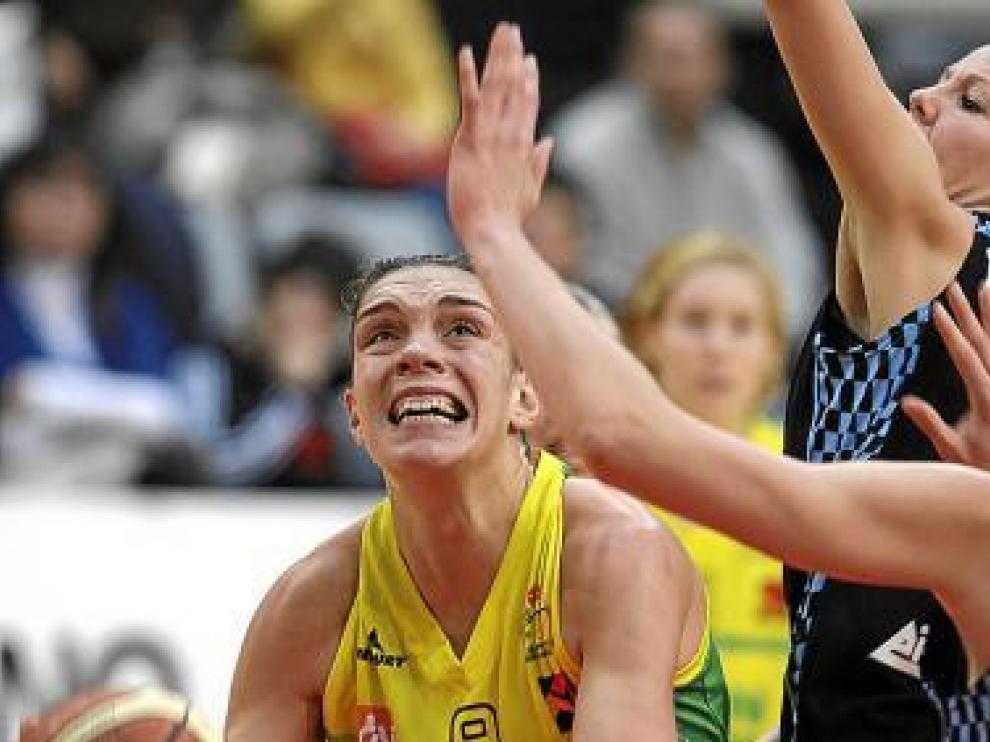 Luci Pascua pugna con la defensa rival