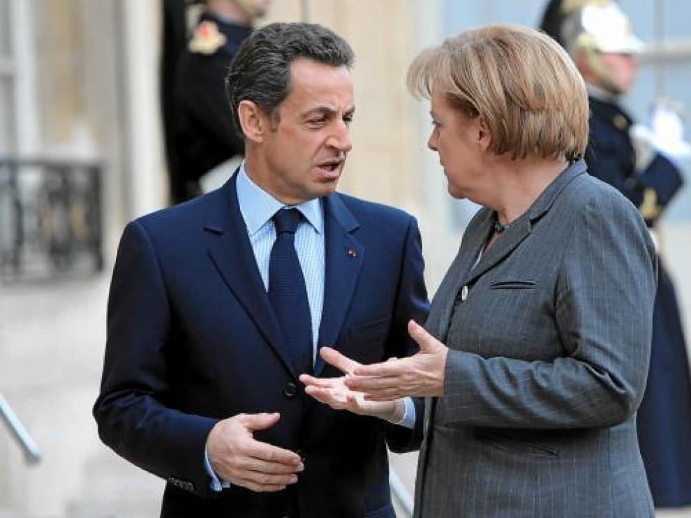 Nicolas Sarkozy saluda a Angela Merkel, ayer en el Palacio del Elíseo, en París