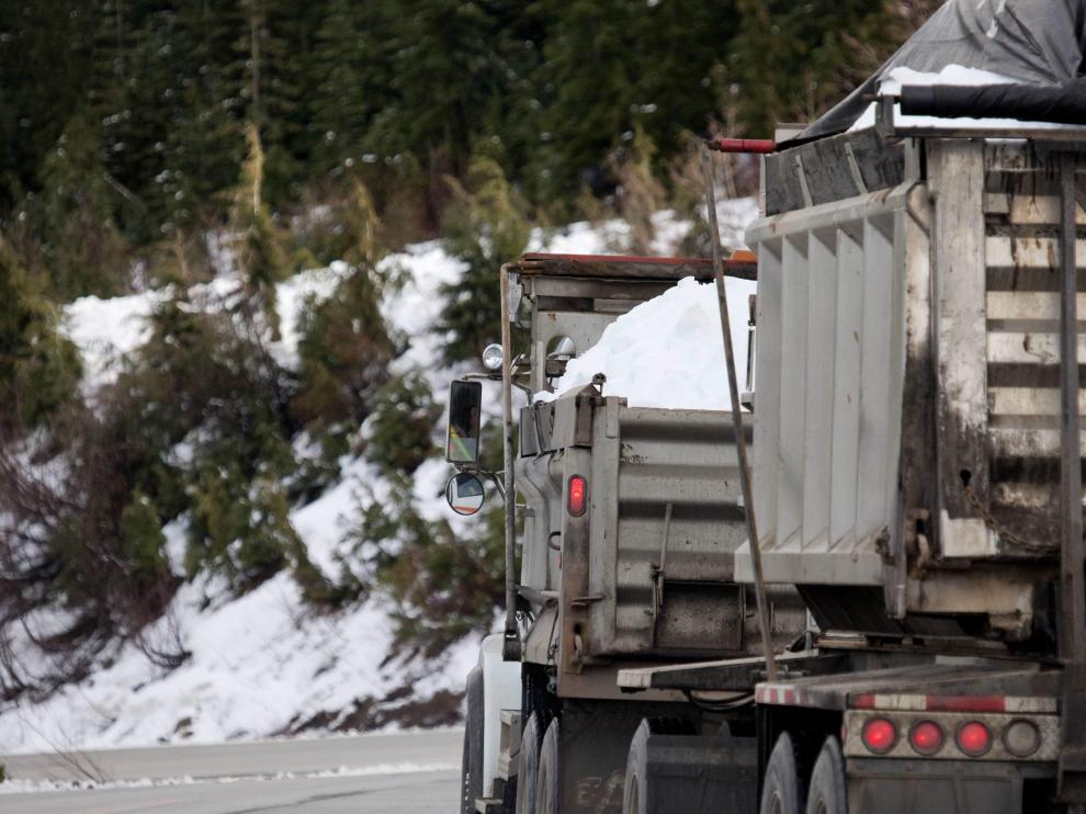 Varios camiones llevan nieve para preparar los Juegos Olímpicos de Vancouver