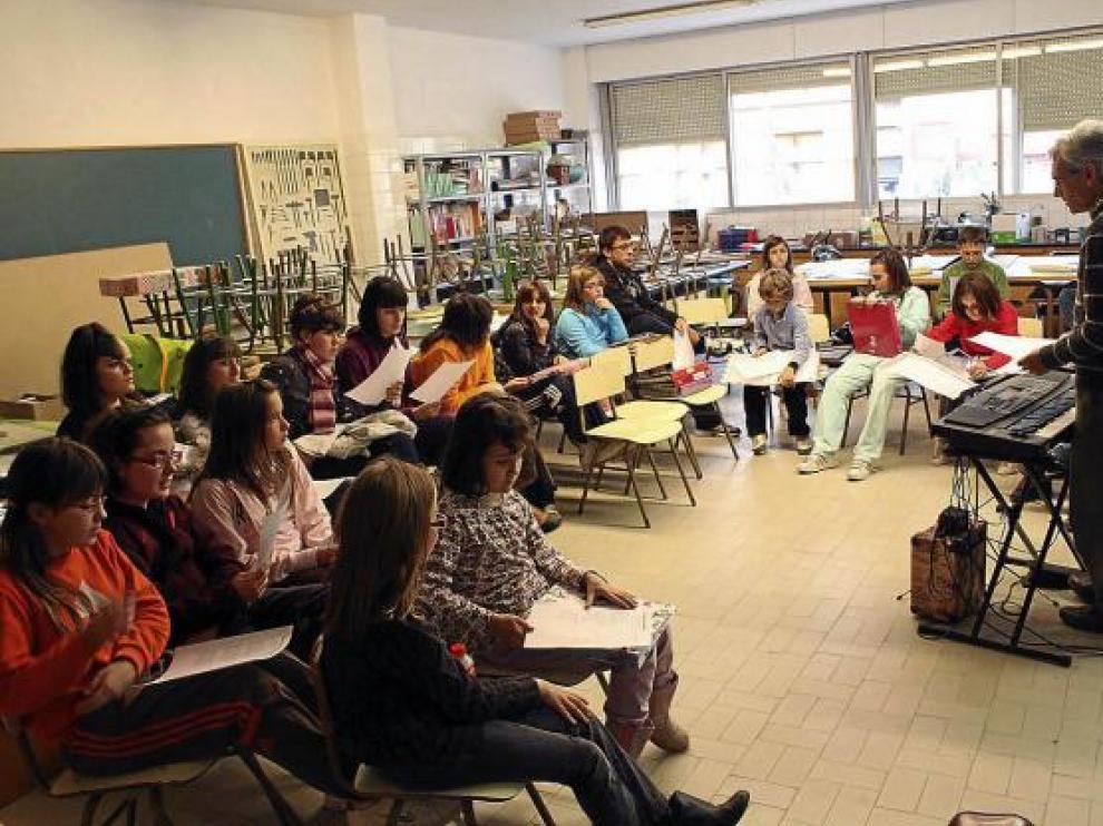 Los chavales del coro Augusta Bílbilis, de Calatayud, en uno de los ensayos del último mes
