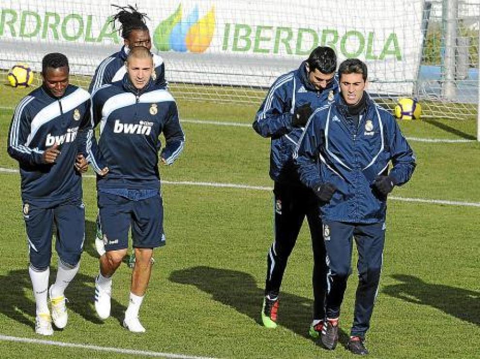 Los futbolistas del Real Madrid realizan carrera continua, durante un entrenamiento.
