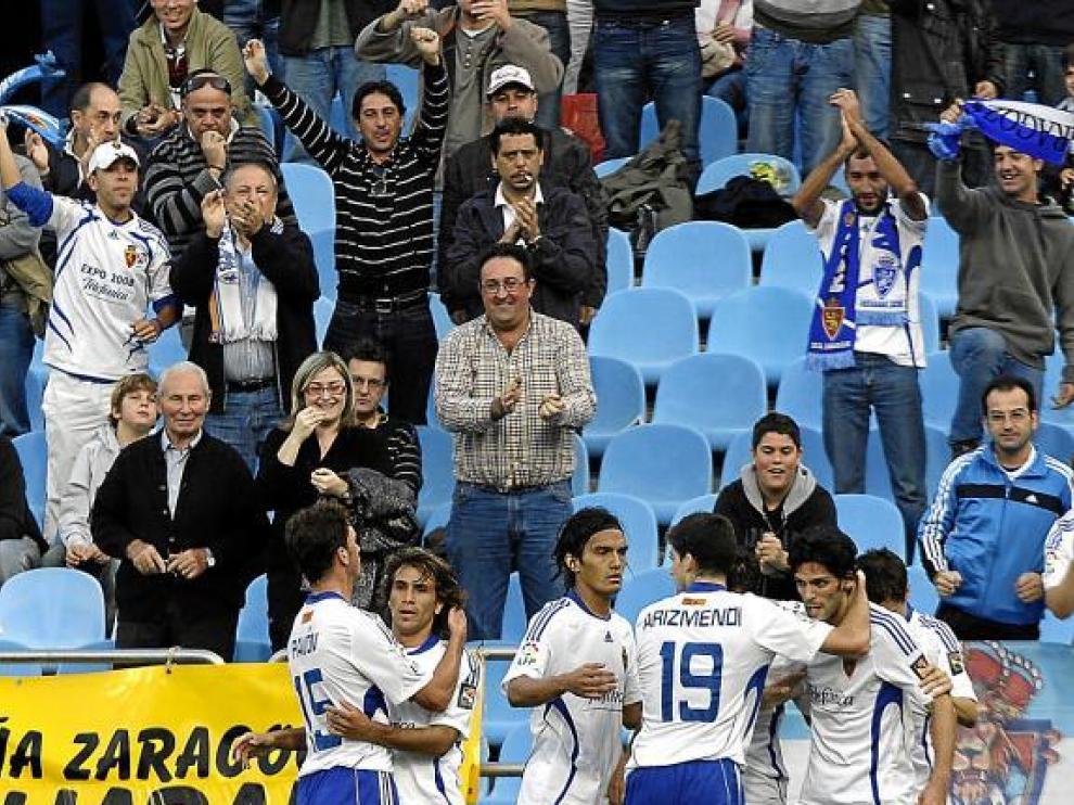 Los jugadores celebran junto a los aficionados un gol en la victoria frente al Almería