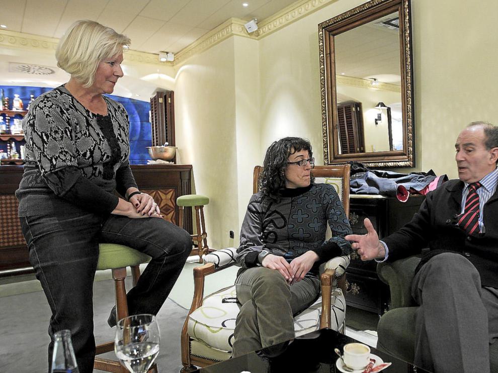 Amelia Casaucau, Gema Cabestre y Francisco José Carapeto, en la cafetería del hotel Palafox