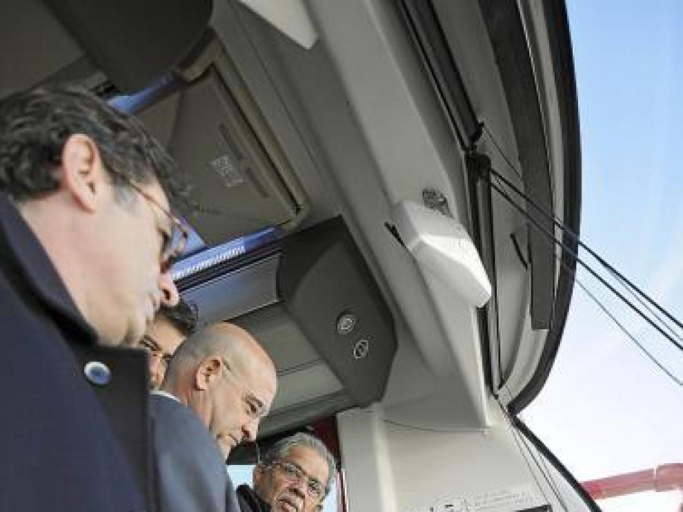 Aliaga (d) y Raja Rao, ayer en un nuevo autobús de Tata Hispano