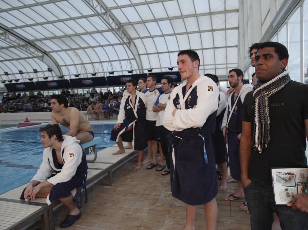 Los jugadores del ADF Helios, emocionados al ver las imágenes de Ramsés en el PD Ebro.