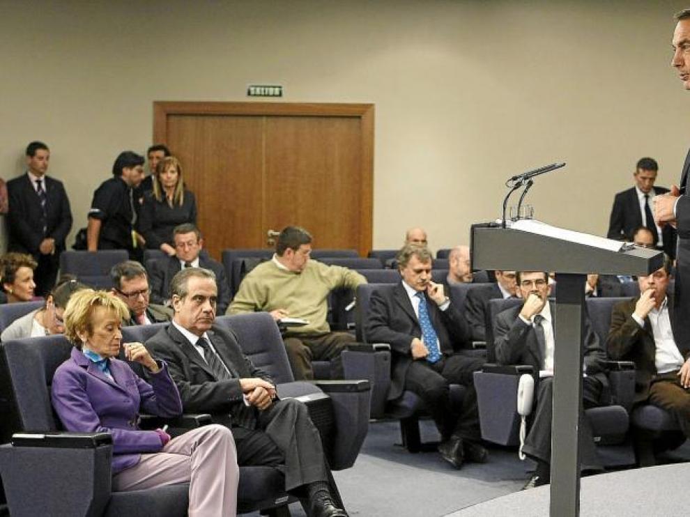 Rodríguez Zapatero, durante la rueda de prensa de anoche en la Moncloa. A la izquierda, Fernández de la Vega y Celestino Corbacho
