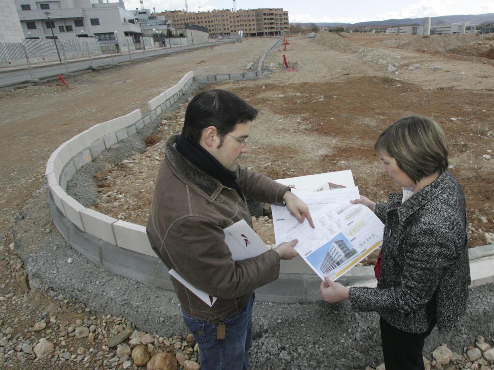 La gerente y el aparejador de Moravella S. L., junto al terreno donde edificarán las VPA.