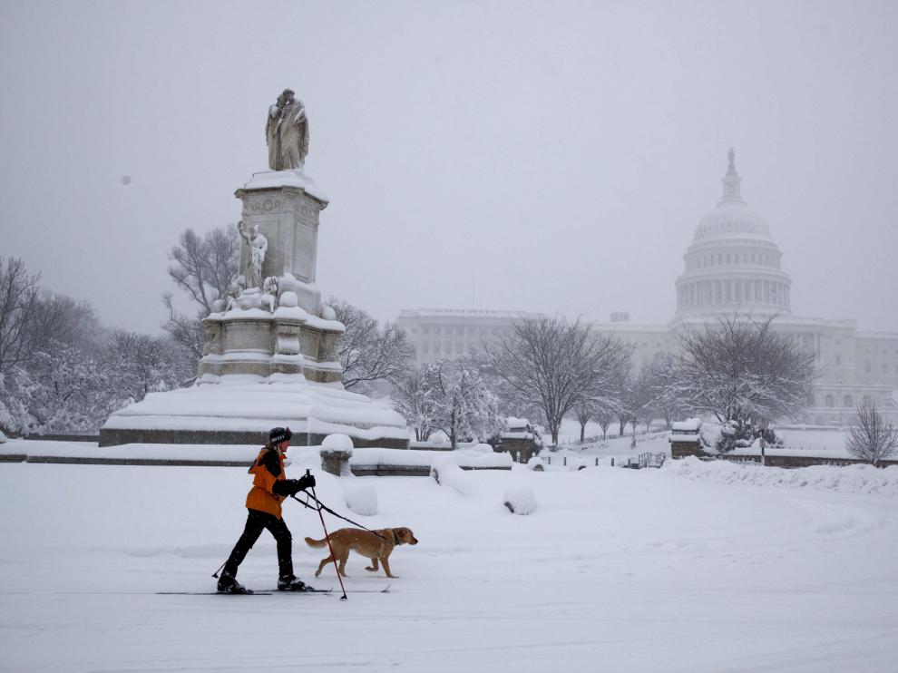 La nieve cubre todo Washington. Al fondo, el Capitolio.