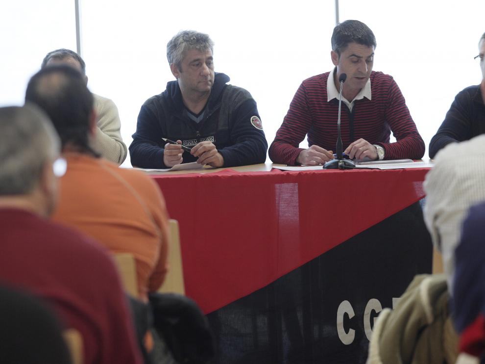 Asamblea de afiliados de CGT en GM España, ayer en Zaragoza.