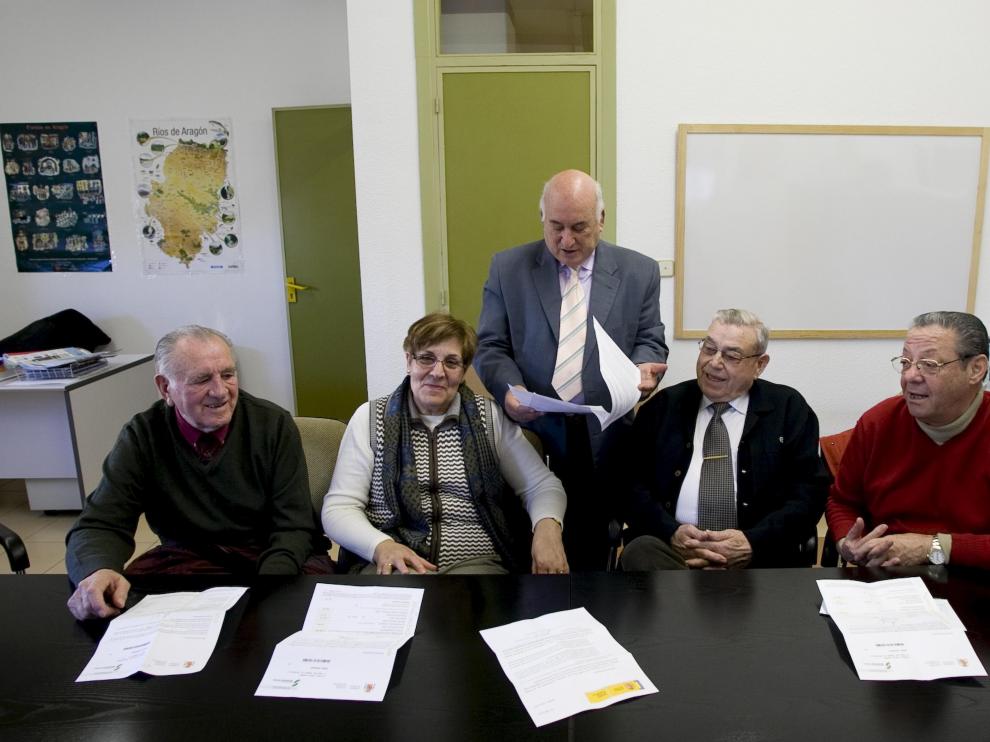 De izquierda a derecha, Fructuoso Pérez, Concepción Pozas, D. Morente y Manuel Álvarez. De pie, Giménez.