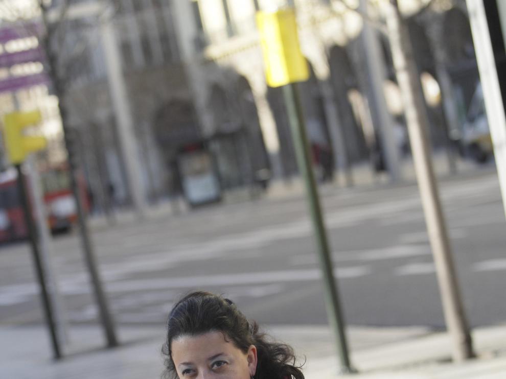 Raquel Seral recorre Zaragoza buscando su trabajo.