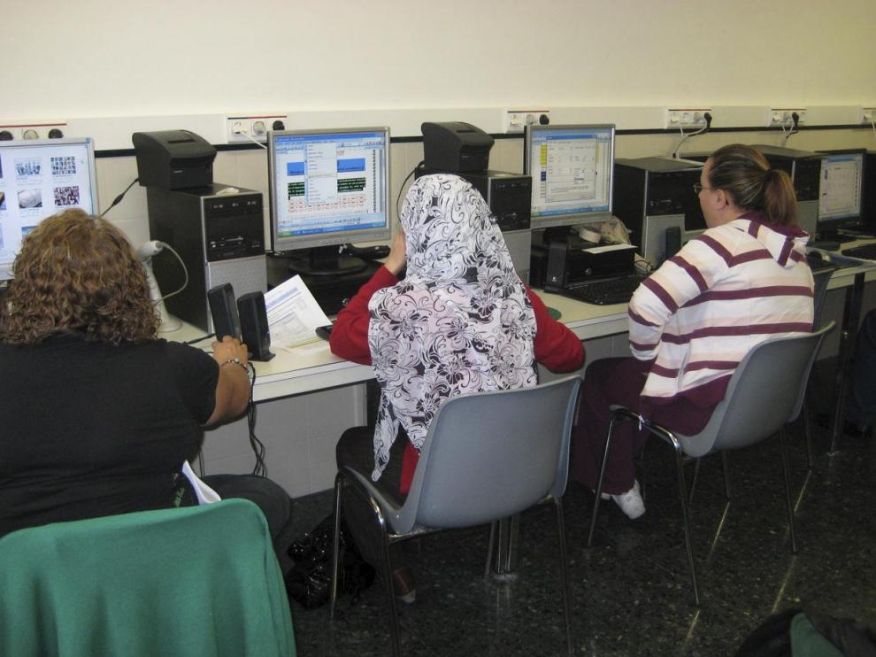 Un grupo de alumnos asisten al taller de electricidad, que tiene un gran éxito de demanda.