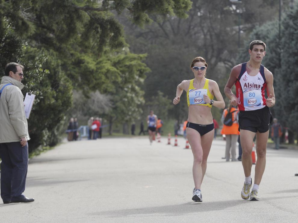 María José Poves y José Miguel Barrios, campeones de Aragón de marcha, ayer en el Parque Grande.