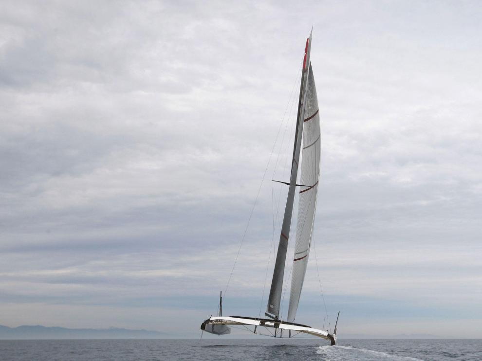 El Alinghi (izquierda) y el BMW-Oracle (derecha) salieron a entrenar durante la jornada de ayer.