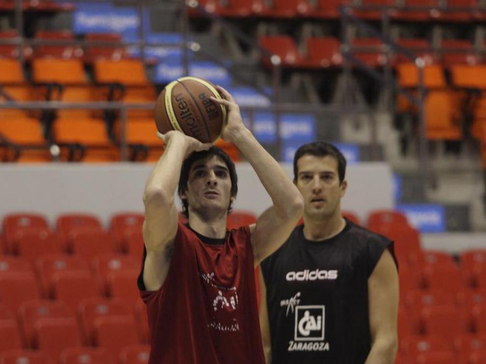 Lescano lanza a canasta durante el entrenamiento de ayer, con Junyent a su espalda.