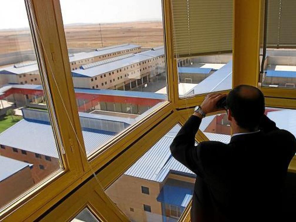Un funcionario vigila desde la torre las instalaciones del centro penitenciario de Zuera.