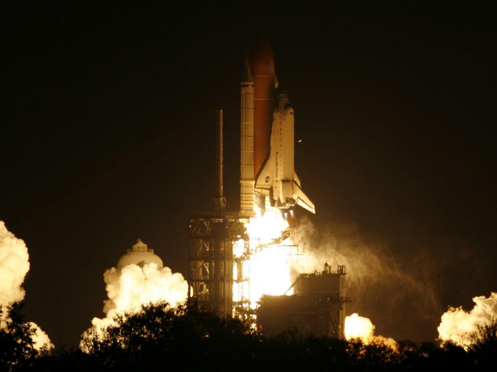 El transbordador Endeavour durante el despegue